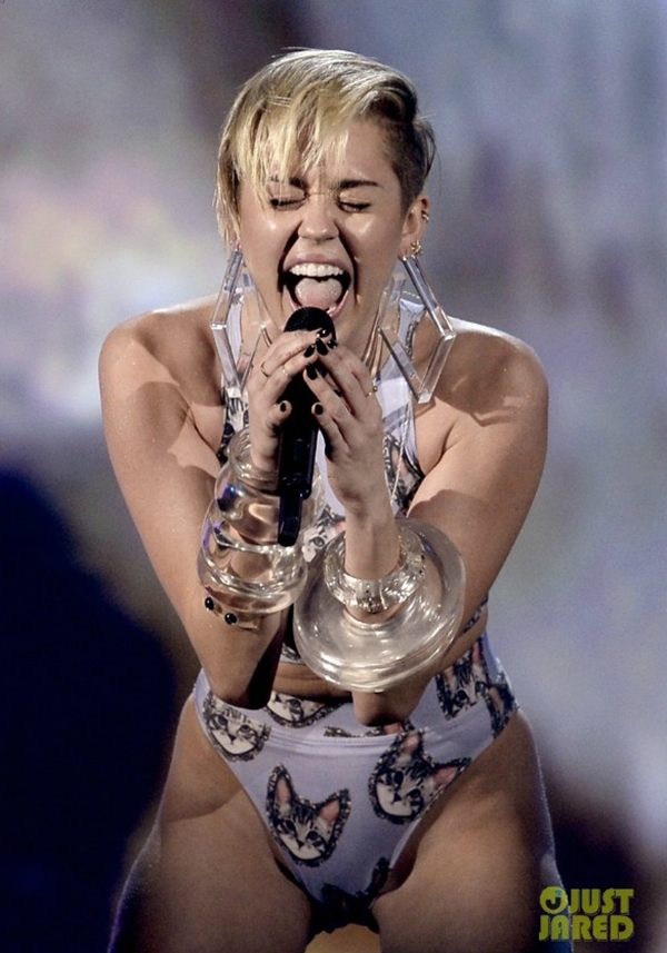 Miley Cyrus lại bày trò biểu diễn cùng... mèo! 6