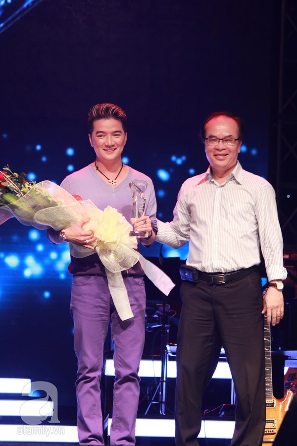 Mr. Đ&agrave;m đoạt giải cao nhất của B&agrave;i h&aacute;t y&ecirc;u th&iacute;ch th&aacute;ng 10 1