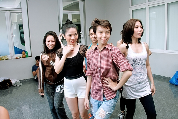 Lệ Quyên khoe chân thon trên sàn tập 6 Lệ Quyên khoe chân thon trên sàn tập 6