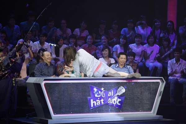 Hương Giang Idol... trèo cả lên bàn giám khảo để hát 6