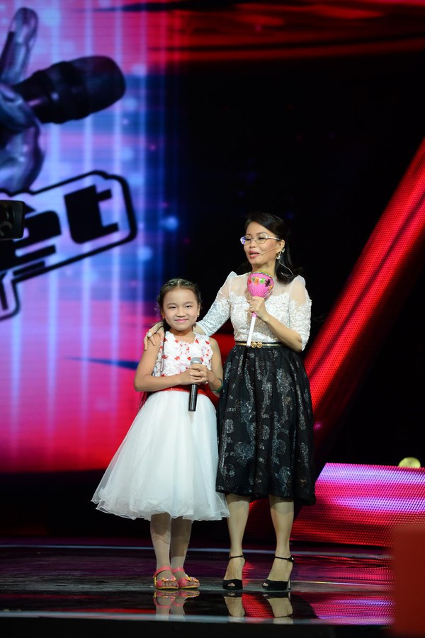 Jennifer Phạm vẫn tiếp tục sến súa, khiên cưỡng tại The Voice Kids 5