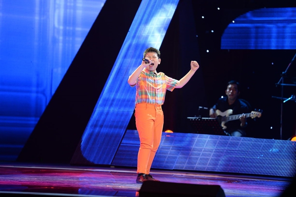 Cô bé 12 tuổi The Voice Kids khiến cả trường quay 