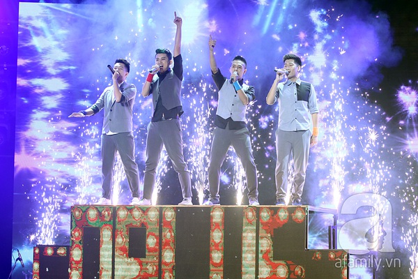 Nam th&iacute; sinh X-Factor giả g&aacute;i 