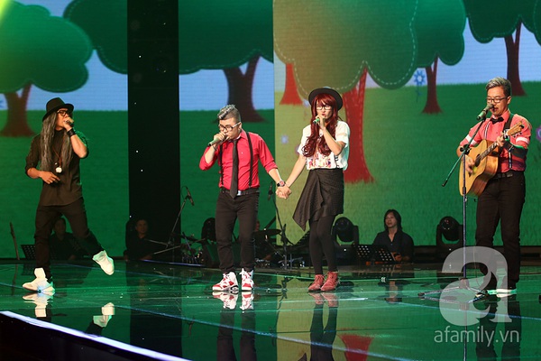 Nam th&iacute; sinh X-Factor giả g&aacute;i 