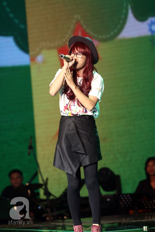 Nam th&iacute; sinh X-Factor giả g&aacute;i 