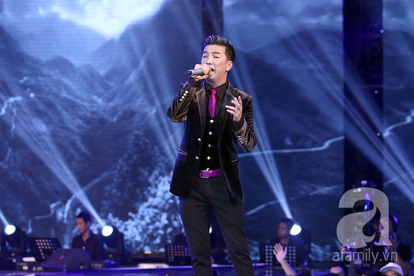 Nam th&iacute; sinh X-Factor giả g&aacute;i 