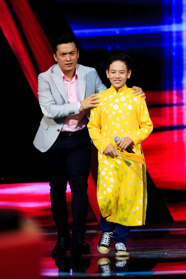 Cô bé 12 tuổi The Voice Kids khiến cả trường quay 