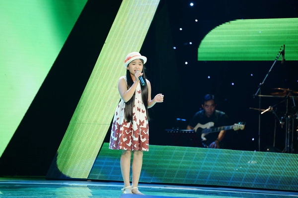 Cô bé 12 tuổi The Voice Kids khiến cả trường quay 