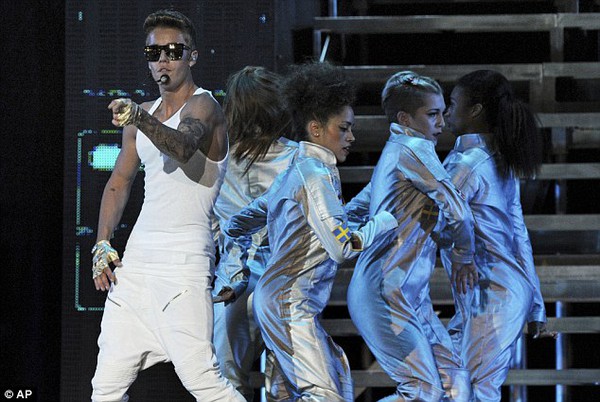 Justin Bieber nhảy đến... tụt quần, One Direction muối mặt vì ngã dập mông 7