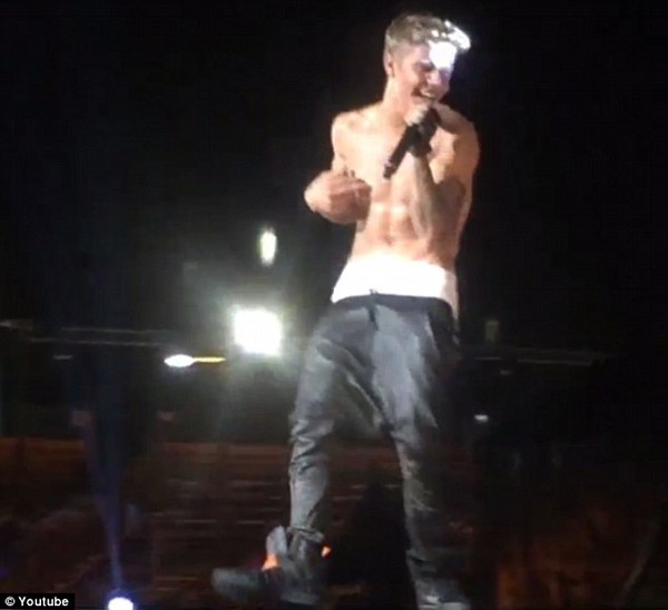 Justin Bieber nhảy đến... tụt quần, One Direction muối mặt vì ngã dập mông 1