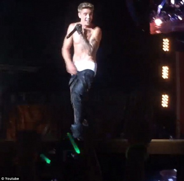 Justin Bieber nhảy đến... tụt quần, One Direction muối mặt vì ngã dập mông 2