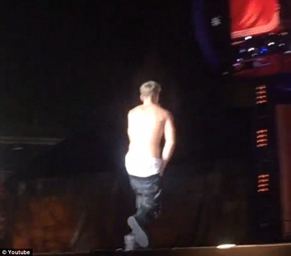 Justin Bieber nhảy đến... tụt quần, One Direction muối mặt vì ngã dập mông 3