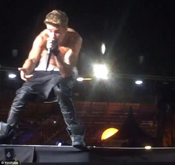 Justin Bieber nhảy đến... tụt quần, One Direction muối mặt vì ngã dập mông 4 Justin Bieber nhảy đến... tụt quần, One Direction muối mặt vì ngã dập mông 4