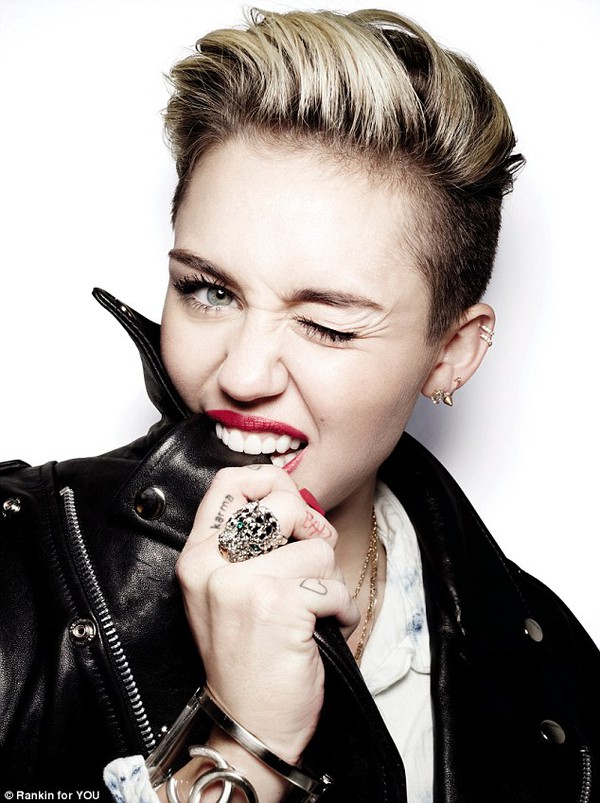 Miley Cyrus thích lè lưỡi để mọi người đỡ nhàm chán 1