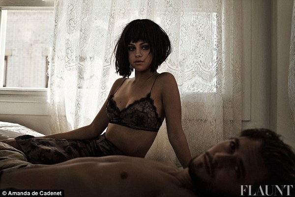 Selena Gomez diện nội y gợi cảm b&ecirc;n mẫu nam  1