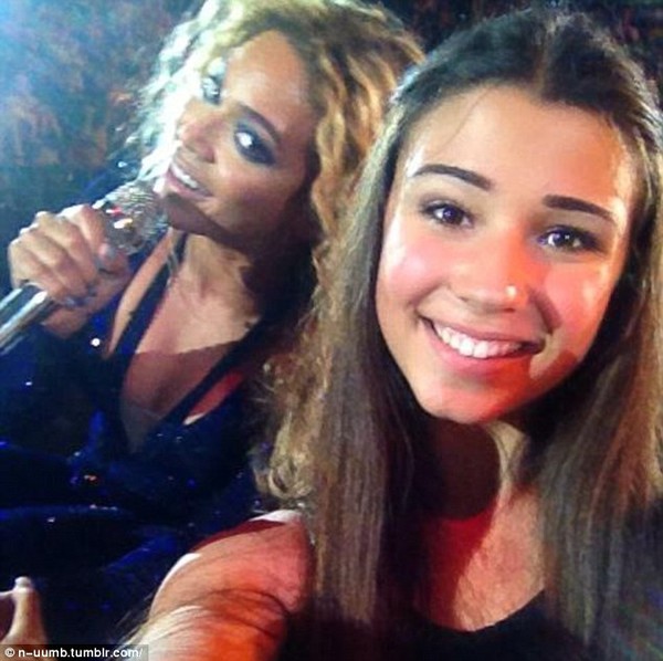 Beyonce FaceTime với fan trong khi biểu diễn 4