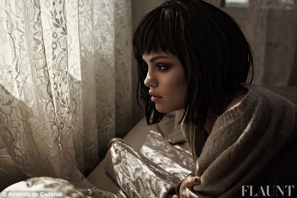 Selena Gomez diện nội y gợi cảm b&ecirc;n mẫu nam  2