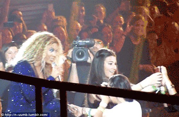 Beyonce FaceTime với fan trong khi biểu diễn 5