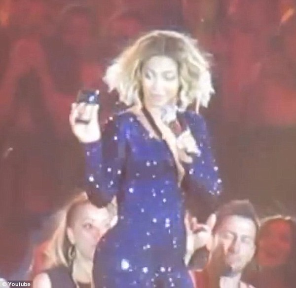 Beyonce FaceTime với fan trong khi biểu diễn 2