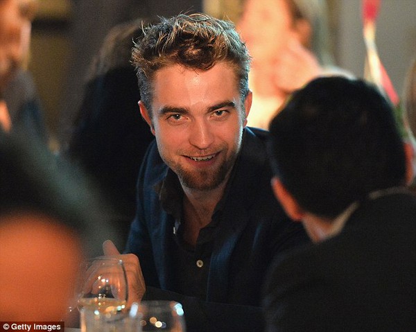 Robert Pattinson cười 