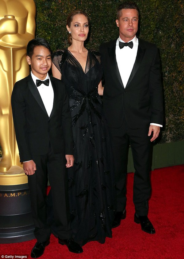 Angelina Jolie bật khóc khi nhận giải thưởng Oscar danh dự 3