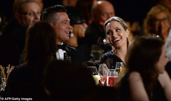 Angelina Jolie bật khóc khi nhận giải thưởng Oscar danh dự 5