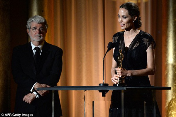 Angelina Jolie bật khóc khi nhận giải thưởng Oscar danh dự 7
