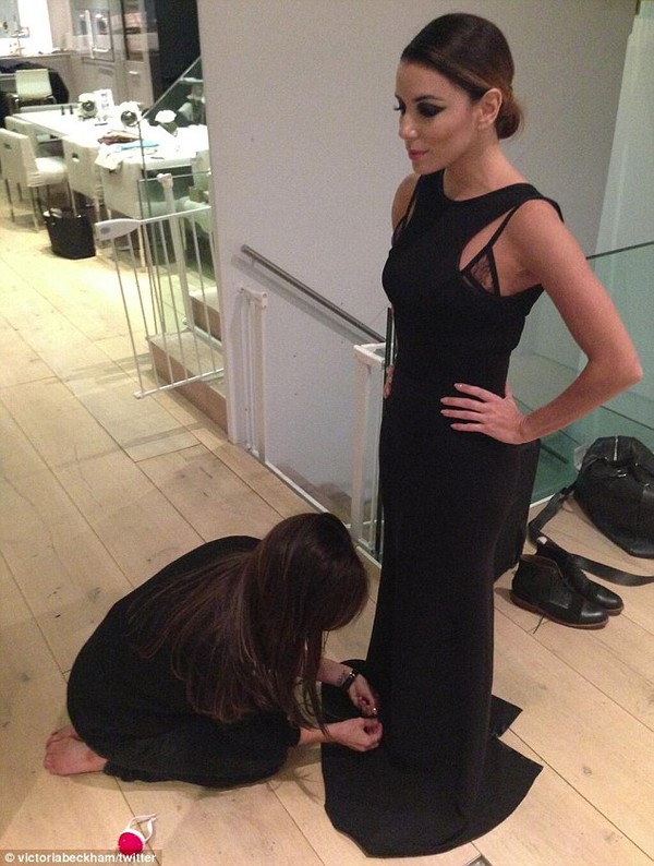 Victoria Beckham quỳ gối chỉnh sửa váy áo cho bạn thân   1