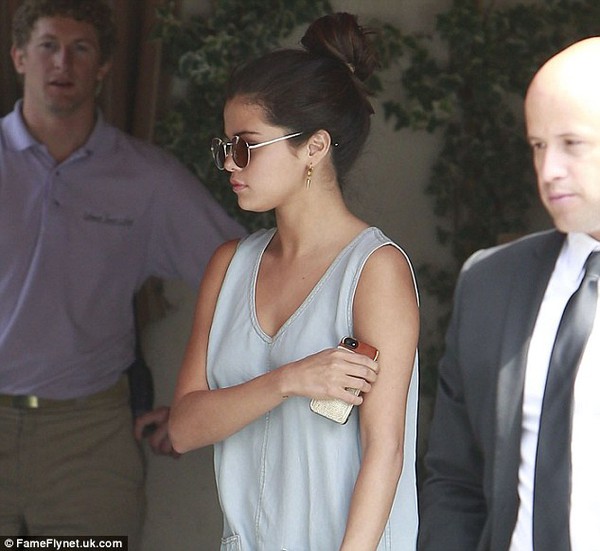 Selena Gomez gây chú ý khi điệu đà thay quần áo liên tục   3