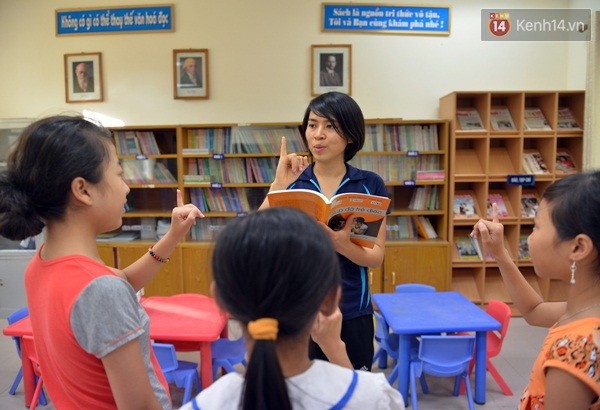 Xúc động hình ảnh cô giáo 9X say sưa dạy trẻ khuyết tật ở Hà Nội