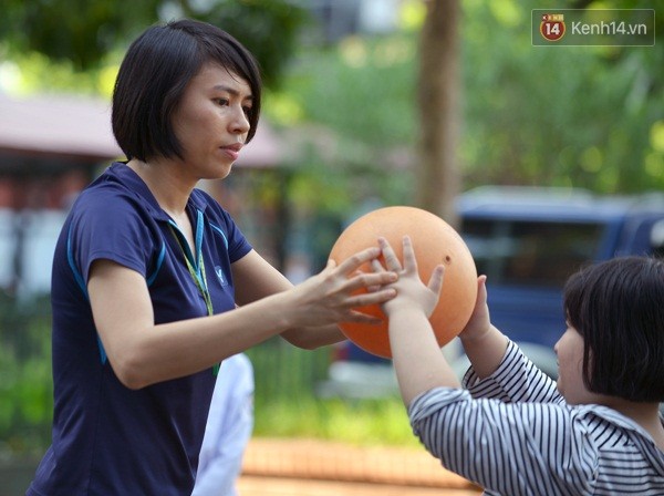 Xúc động hình ảnh cô giáo 9X say sưa dạy trẻ khuyết tật ở Hà Nội