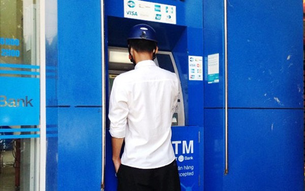 ​Camera ghi hình người rút sạch tiền từ thẻ ATM nhặt được