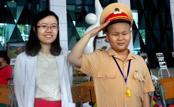 Mỉm cười mà lòng rưng rưng khi đọc bản tin về cậu bé ung thư được làm cảnh sát