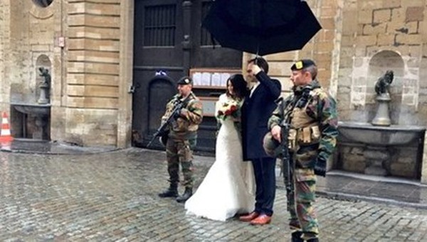 Cặp đôi Bỉ dũng cảm làm đám cưới giữa tâm khủng bố