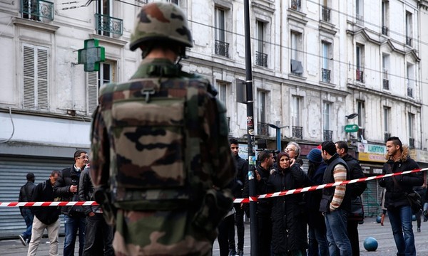 Cảnh sát Pháp đấu súng dữ dội với chủ mưu vụ khủng bố Paris, 2 nghi phạm đã chết
