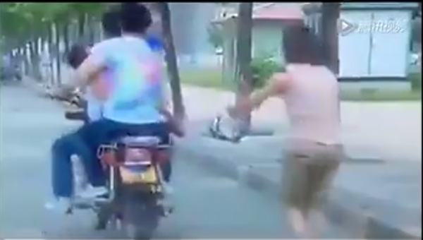 Hết bắt cóc đến giật trẻ em trắng trợn ngay trên tay bố mẹ gây hoang mang dư luận Hết bắt cóc đến giật trẻ em trắng trợn ngay trên tay bố mẹ gây hoang mang dư luận