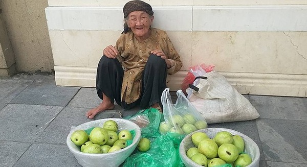 Cụ già 89 tuổi bán ổi và sự thật thà khiến nhiều người thẹn thùng