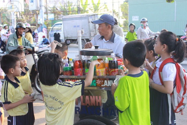 Hàng rong bủa vây cổng trường, học sinh vô tư ăn uống