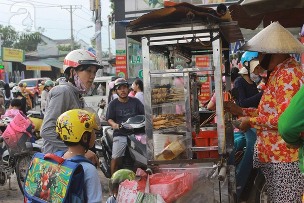 Hàng rong bủa vây cổng trường, học sinh vô tư ăn uống