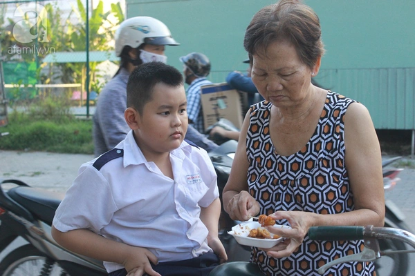 Hàng rong bủa vây cổng trường, học sinh vô tư ăn uống