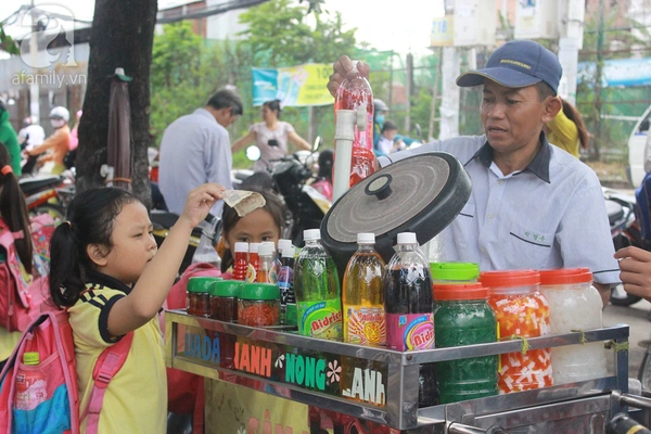 Hàng rong bủa vây cổng trường, học sinh vô tư ăn uống