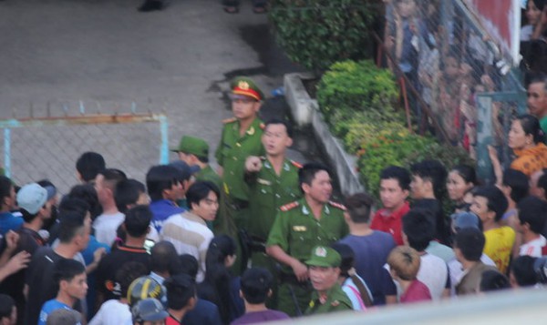 Hàng trăm cảnh sát đang vây bắt kẻ cầm dao cướp Ngân hàng Hàng trăm cảnh sát đang vây bắt kẻ cầm dao cướp Ngân hàng