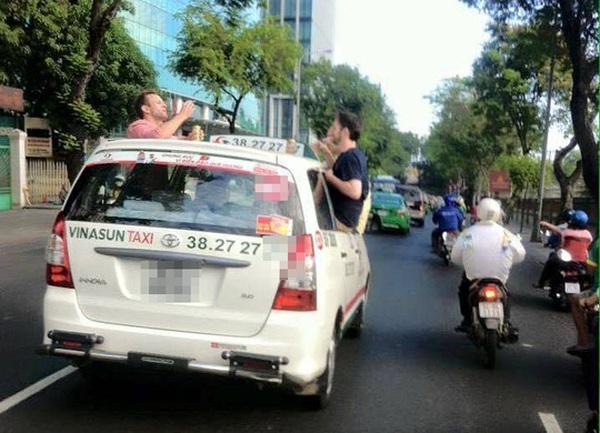 3 &ocirc;ng T&acirc;y nhậu tr&ecirc;n&hellip; n&oacute;c taxi g&acirc;y n&aacute;o động đường phố S&agrave;i G&ograve;n