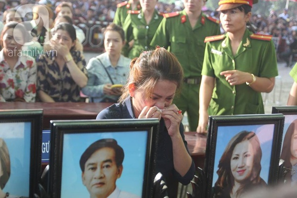Người dân có mặt từ 5 giờ sáng chờ xem xét xử vụ thảm sát ở Bình Phước