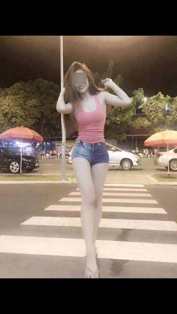 Cô thư ký chân dài, vòng eo 56cm và câu chuyện bất ngờ