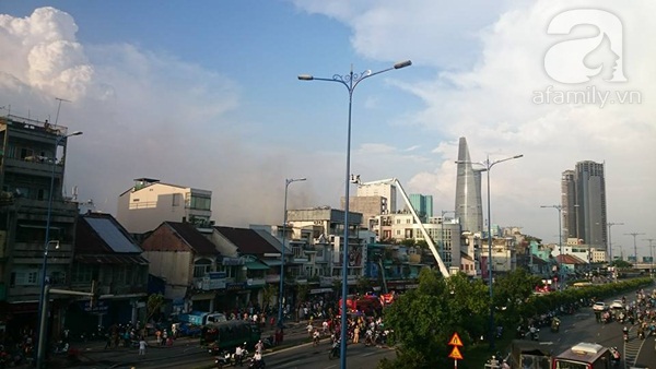Cháy lớn ở đường Võ Văn Kiệt, người dân hoảng loạn tháo chạy