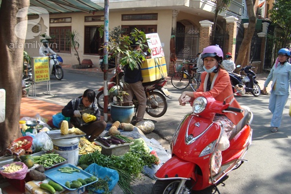 Gái “sang” rộ mốt thuê người đi chợ