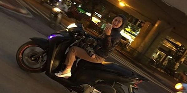 Thót tim: Mẹ Việt hồn nhiên chạy xe máy chở con nhỏ ngủ say “sắp rơi”