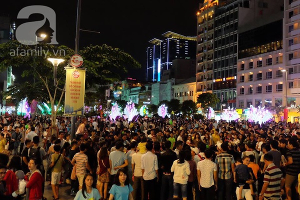 Hàng nghìn người đổ ra đường, hồi hộp ngóng phút giao thời chào 2016
