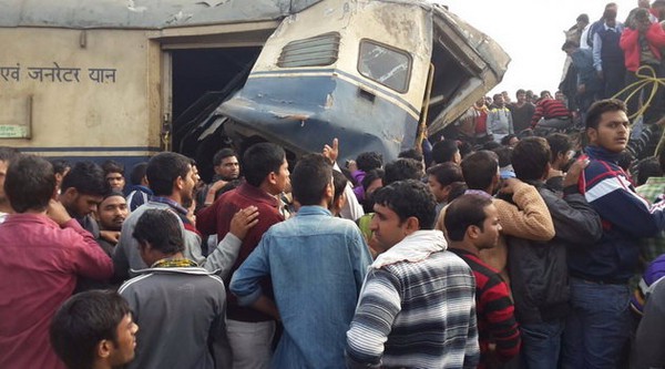 Tàu hỏa Ấn Độ đâm nhau, hơn 100 người thương vong